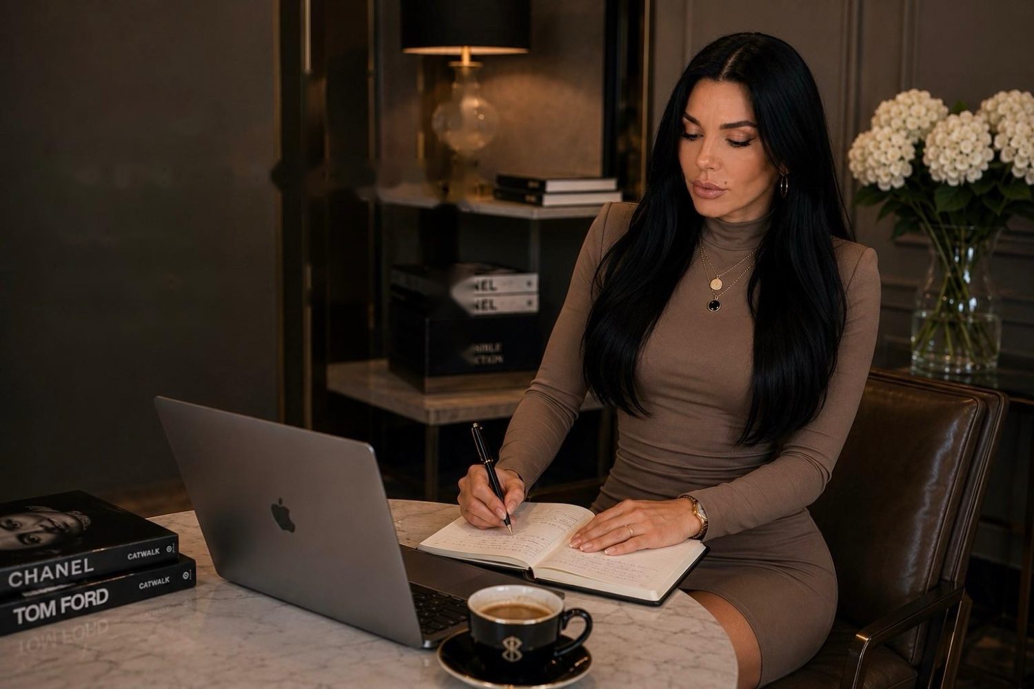 Antoanela pregătind planuri pentru cliente